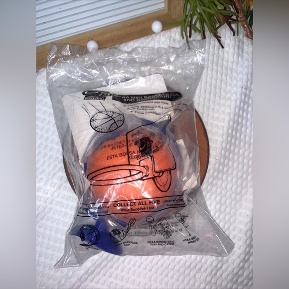 Taco Bell Kid Meal NCAA Mini Basketball and Backboard Toy - Picture 2 of 2